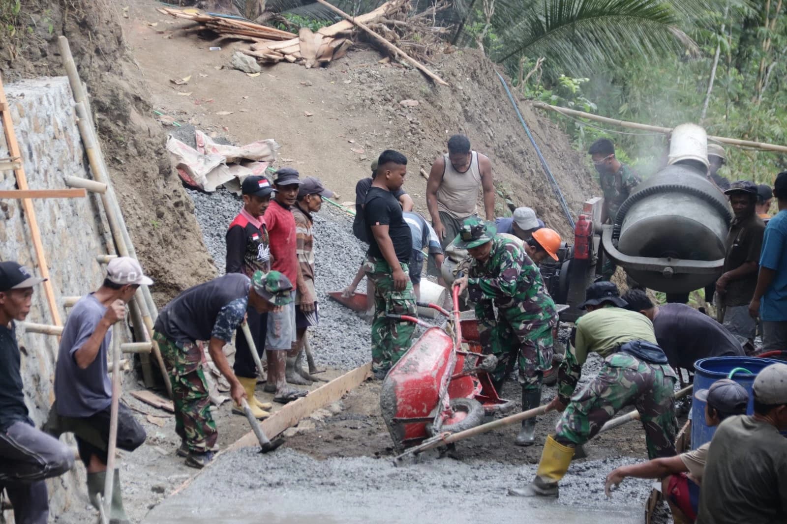 Gotong Royong TNI dan Warga Percepat Pembangunan Jalan TMMD di Banjarnegara
