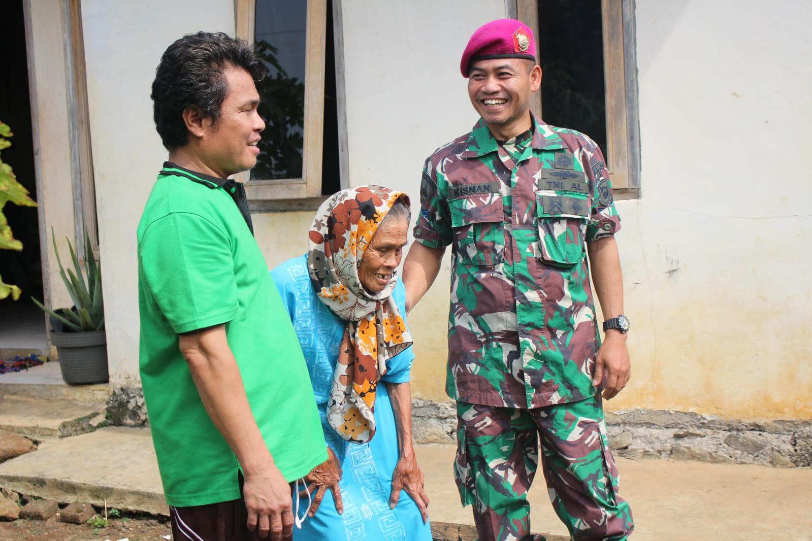 Prajurit TNI AL Tebar Kepedulian Lewat Bakti Sosial di Desa Cilebut Barat