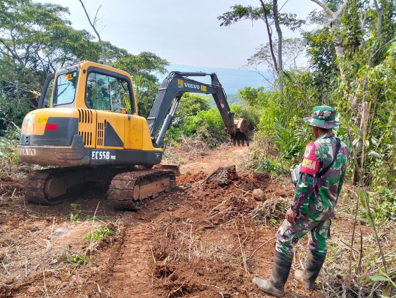 TNI Genjot Pengerjaan Jalan dalam Pra TMMD ke-125 di Desa Sindangjawa Kuningan