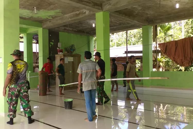 Sambut Ramadhan, Warga dan TNI Gotong Royong Percantik Rumah Ibadah di Aceh Utara