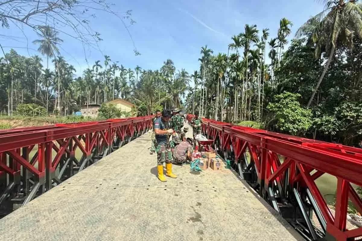 Warga dan TNI Gotong Royong Rampungkan Jembatan Darurat di Aceh Utara