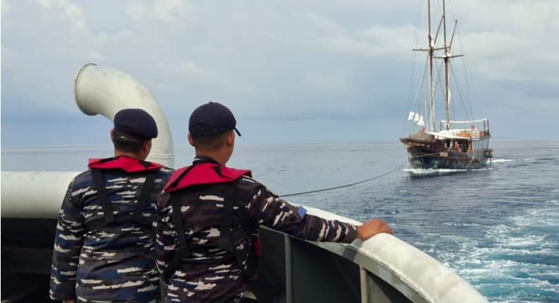TNI AL Evakuasi Kapal KLM Sanya Pacific High yang Alami Kerusakan di Perairan Raja Ampat