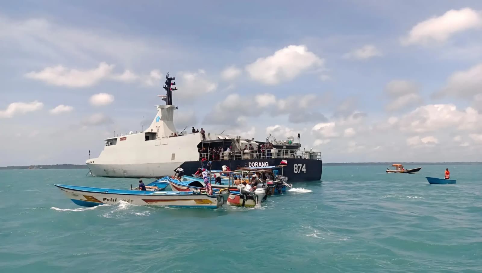 TNI AL Salurkan Sembako untuk Nelayan di Kepulauan Aru Melalui Operasi Trisila-26