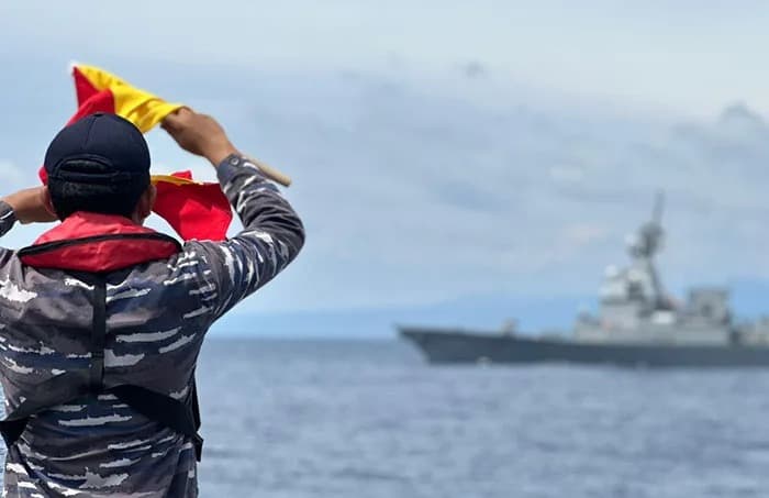 KRI Selar-879 Latihan Taktik Bersama Dua Kapal Destroyer Jepang di Perairan Bitung