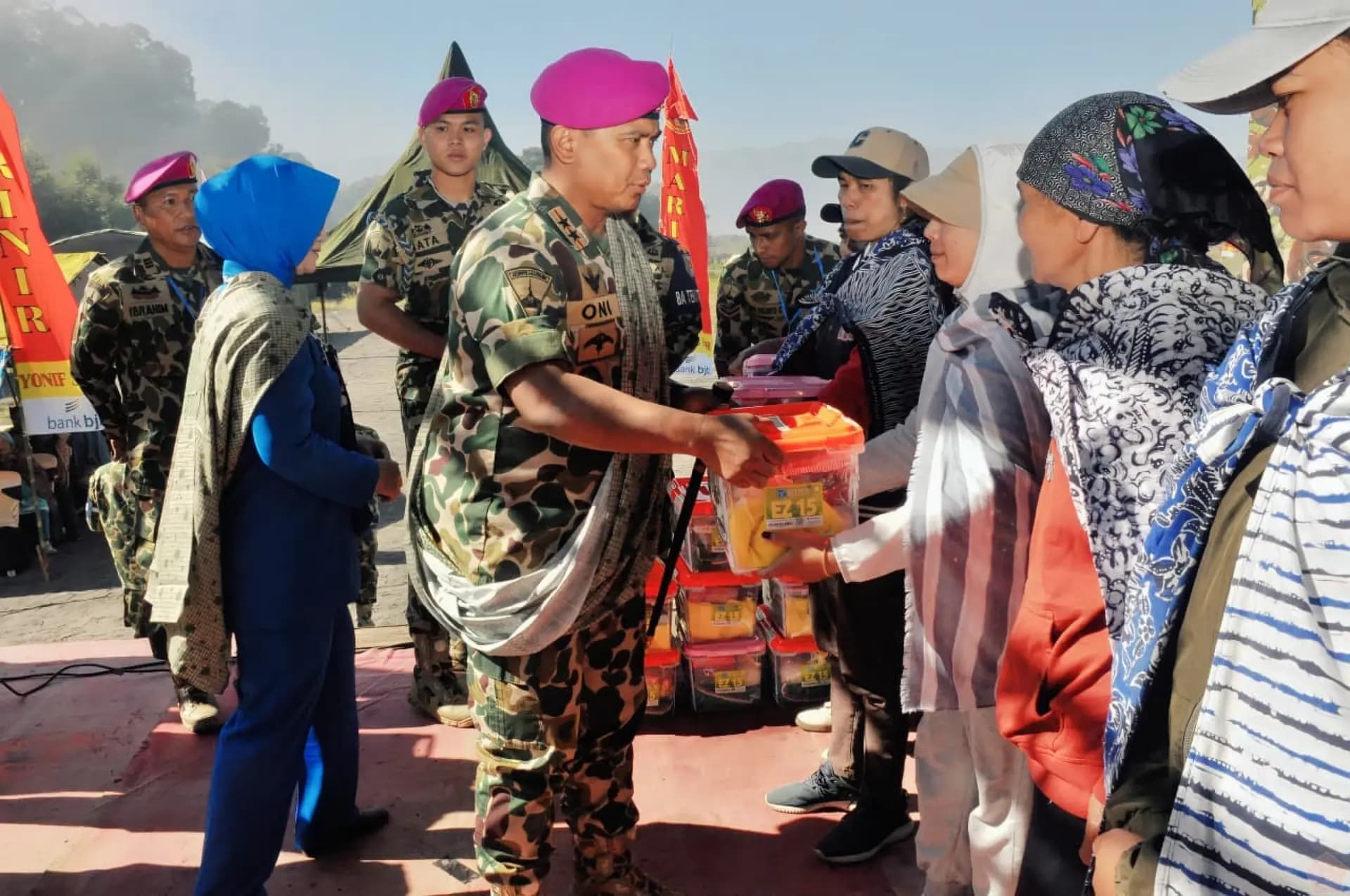 Satgas Yonarmed 12 Kostrad Salurkan Sembako untuk Warga Perbatasan di Belu