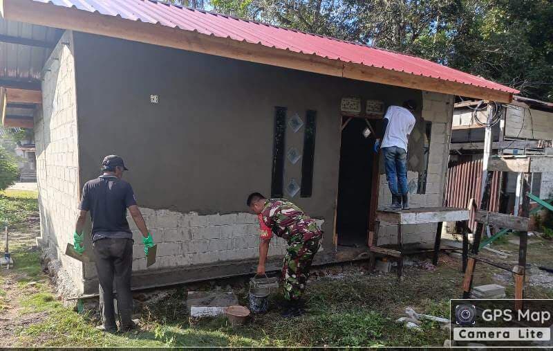 Babinsa Koramil Dabo Bantu Bangun Rumah Warga, Perkuat Gotong Royong dan Kemanunggalan TNI dengan Rakyat