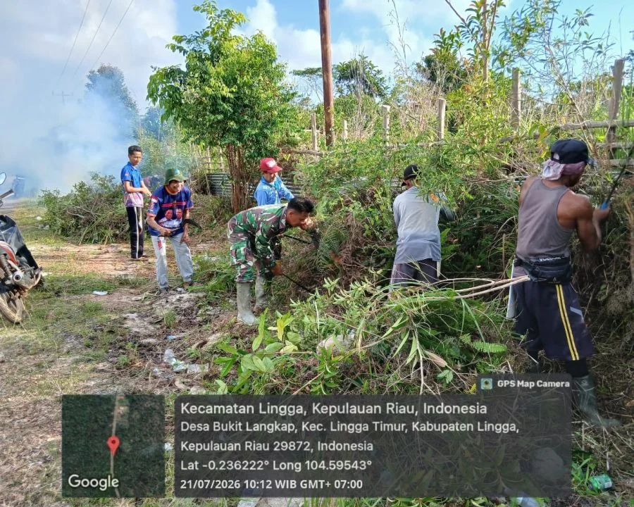 Babinsa Koramil Daik Bantu Warga Bangun Rumah, Perkuat Gotong Royong dan Kemanunggalan TNI-Rakyat