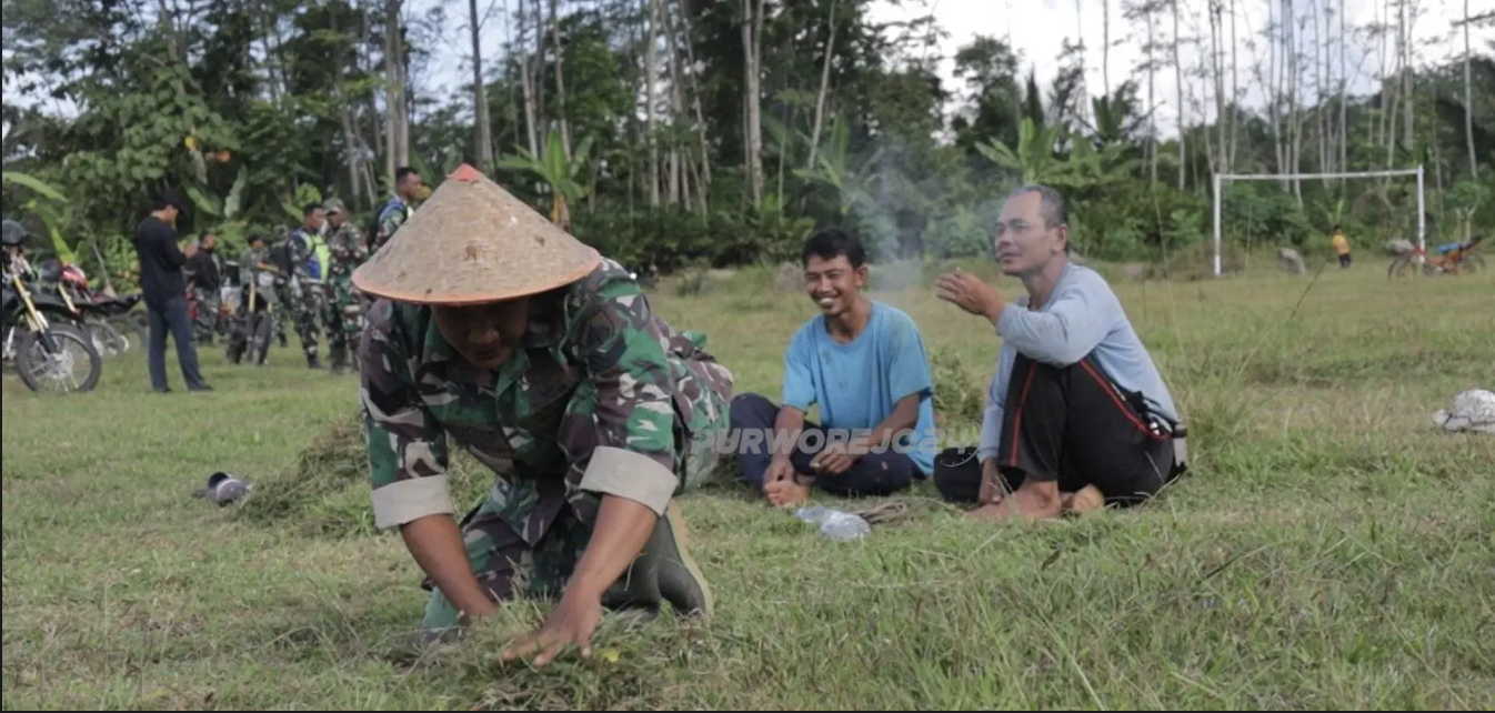Satgas TMMD Purworejo Perkuat Kemanunggalan dengan Warga Lewat Aksi Membantu Mencari Pakan Ternak